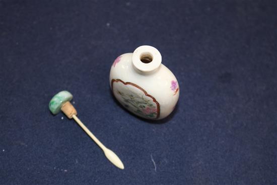 A Chinese porcelain scent bottle